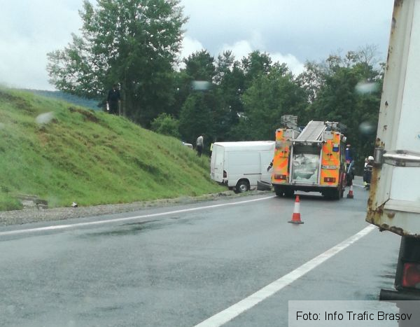 BRAȘOV. Dubă răsturnată în curbele de pe DN 1, în apropiere de Vlădeni (FOTO) 1 dubavladeni.jpg