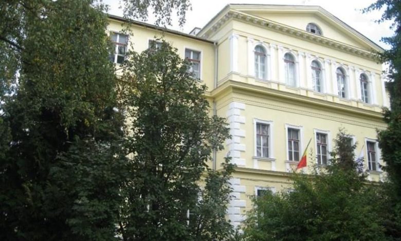 BRAŞOV. Profesor universitar, sărbătorit la aniversarea a 100 de ani 1 facultate.jpg
