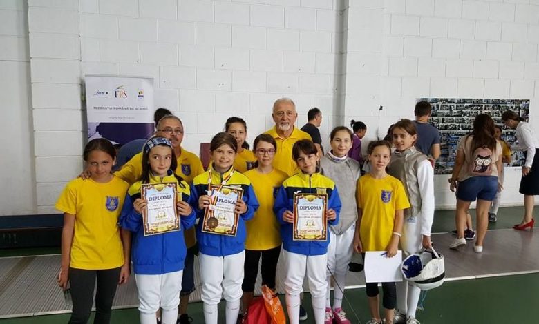 Încă o medalie pentru scrima brașoveană 1 floretacorona.jpg