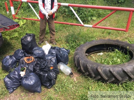 DE SPERIAT. Salvamontiștii au adunat un „munte” de gunoi de pe traseul turistic spre Poiana Brașov (FOTO) 1 gunoaie traseu 2_238004.jpg
