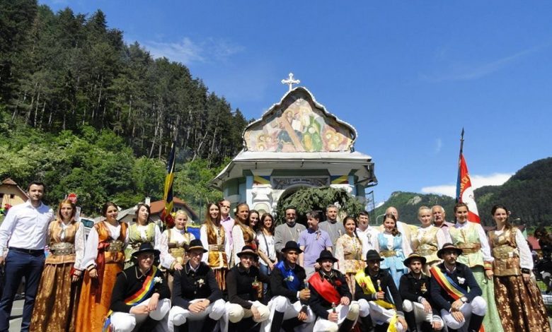 BRAȘOV. Jocul strămoşesc al Junilor Bătrâni 1 juniibatrani.jpg