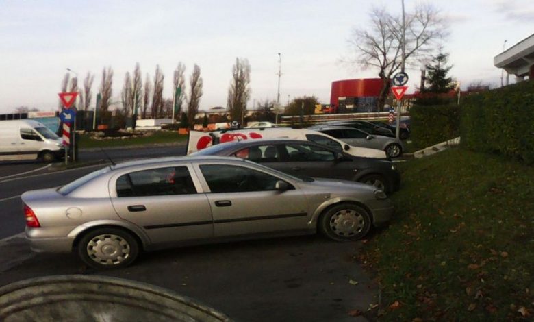 BRAŞOV. „Domnilor Mihai Costel şi George Scripcaru, poate faceţi ceva într-un sfârşit şi după atâţia ani de sesizări!” 1 masina-parcata.jpg