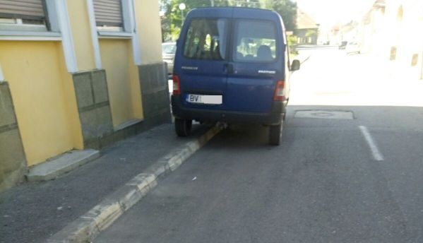 BRAȘOV. Incident la o secție de votare din Râșnov. Suspiciune de mită electorală! 1 masina_8.jpg