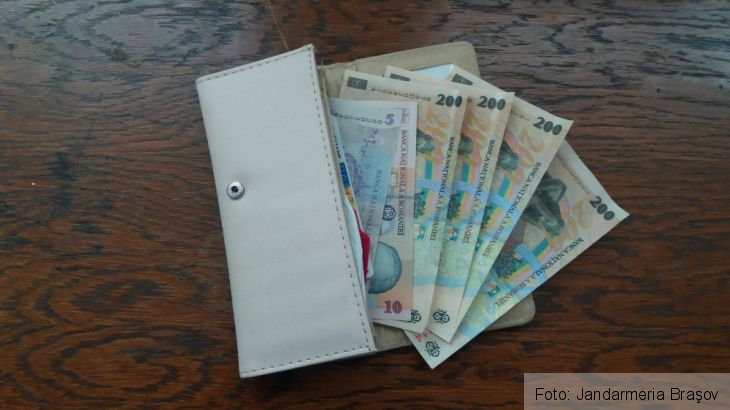BRAŞOV. Identificată de jandarmi, şi-a recăpătat portofelul pierdut în fast-food (FOTO) 1 portofel jandarm 2_237683.jpg