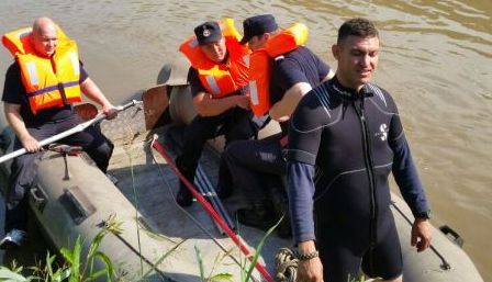 Update. BRAŞOV. Unul dintre dispăruţii din râul Olt a fost găsit! 1 scafandri.jpg