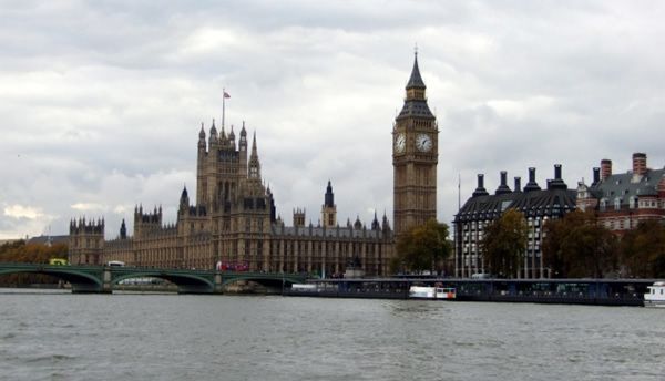 Cadavru scos din Tamisa, posibil o victimă a atentatului de la Londra 1 tamisa.jpg