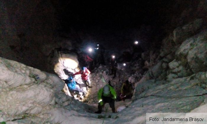 BRAȘOV. Intervenție periculoasă în Piatra Craiului, pentru recuperarea unui grup de turiști din Ungaria (FOTO) 1 IMG-20170715-WA0015_238813.jpg
