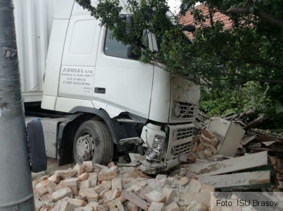 Update. BRAŞOV. A trecut pe roşu! Şoferul TIR-ului care s-a oprit într-o casă din Tohanu Nou este vinovat de accident 1 IMG-20170715-WA0035_238823.jpg