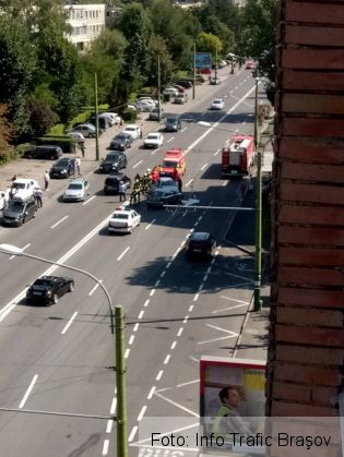 Update. BRAŞOV. Trei autoturisme, dintre care unul cu numere de Ungaria, au intrat în coliziune, pe strada Hărmanului (FOTO) 1 accident cec 2_238898.jpg