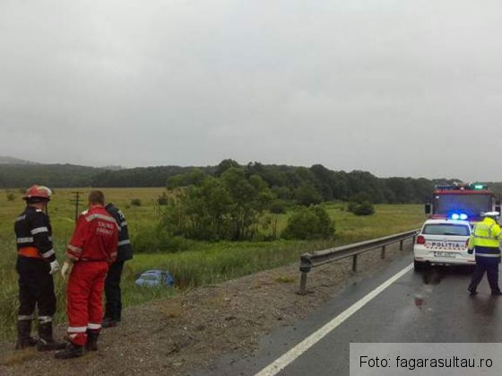 BRAȘOV. Soț și soție, răniți după ce au „zburat” cu mașina de pe DN 1, la Perșani (FOTO). A fost al doilea accident produs în zonă, astăzi 1 accident persani_238267.jpg