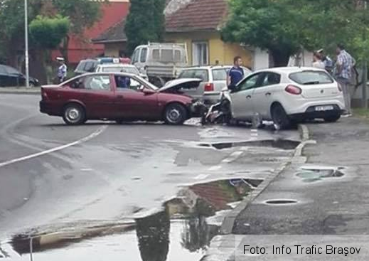 BRAŞOV. Impact pe strada Carierei după ce o maşină a pătruns pe contrasens (FOTO) 1 accidentcarierei.png