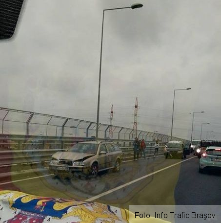 Update. BRAŞOV. Patru autoturisme au fost implicate în coliziunea de pe podul spre Sânpetru 1 accidentpodsanpetru.jpg