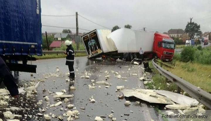BRAȘOV. Accident cu două victime pe DN13, la Rotbav. Două TIR-uri implicate - FOTO 1 accidentrotbav_2.jpg