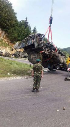 Camionul militar implicat în tragicul accident de la Dâmbovicioara a fost ridicat 1 camion militar_238161.jpg