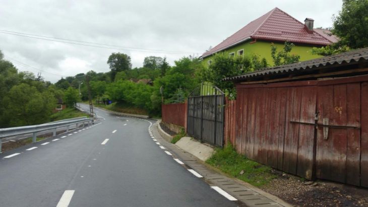 BRAŞOV. Drum nou nouţ între Roadeş şi DN 13 1 drum_comunal_roades_238330.jpg