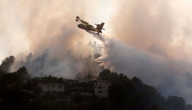 Copleșită de incendii violente, Franța cere ajutorul Europei 1 franta_13.jpg