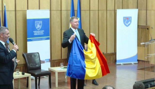 Klaus Iohannis i-a dat primarului din Miercurea Ciuc tricolorul românesc 1 klaus_5.jpg