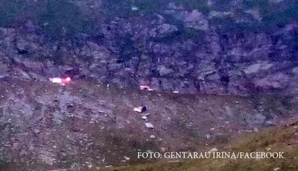 Și-au „pierdut” mașina în râpă, pe Transfăgărășan, în timp ce făceau poze 1 masinatransfagarasan.jpg