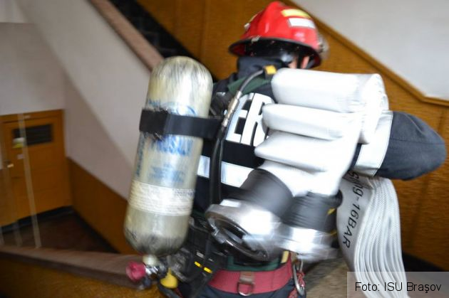 BRAŞOV. Incendiu într-un apartament din Tractorul! Focul ar fi fost aprins intenţionat 1 pompier 2_238940.jpg