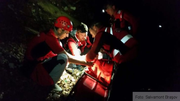 BRAŞOV. Turişti blocaţi printre stânci, unul chiar rănit, în drum spre refugiul Vanga Mare! Salvatorii montani au încheiat intervenţia după miezul nopţii (FOTO) 1 salvamont_238436.jpg