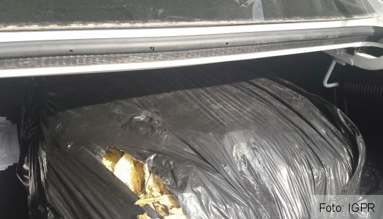 Tutun de peste 100.000 de lei, descoperit într-un autoturism (FOTO) 1 tutunmasina.jpg