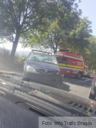 BRAŞOV. O depăşire efectuată pe DN 73 s-a transformat în... accident (FOTO) 1 accident zarnesti 2_240541.jpg