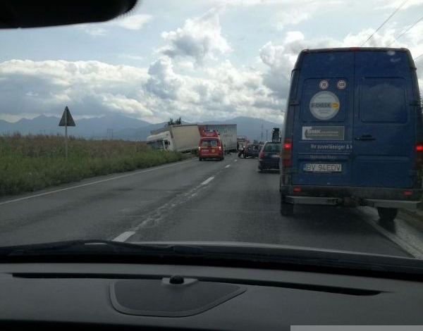 Update. BRAȘOV. Accidentul de pe DN 13, cauzat de nepăstrarea distanței între TIR și autoturismul din față 1 accidentdn13_8.jpg