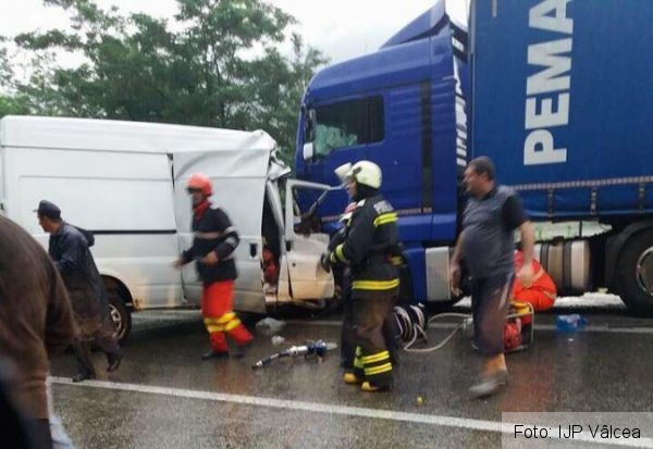 TRAGIC. Trei oameni au murit într-un accident produs în această dimineață, pe Valea Oltului 1 accidentvaleaoltului_2.jpg