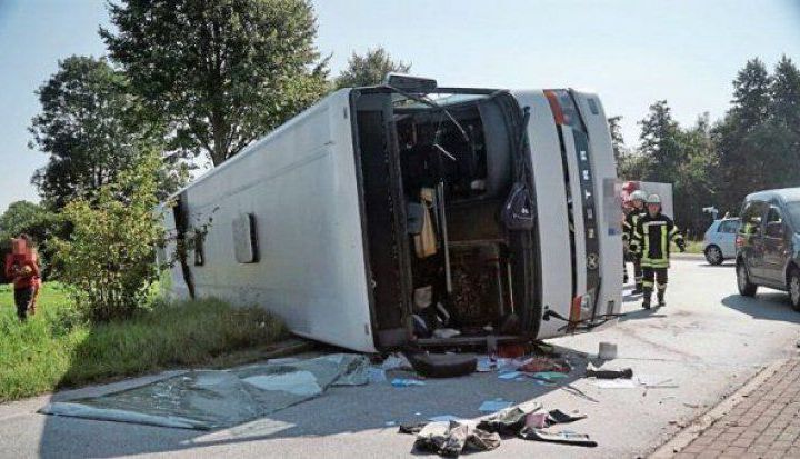 Un autocar cu 42 de români la bord s-a răsturnat pe o șosea din Germania 1 autocargermania.jpg