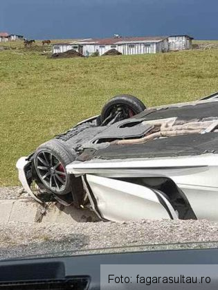 BRAȘOV. Autoturism răsturnat în șanț! UPDATE: O persoană a fost rănită (FOTO) 1 autoturism rasturnat 2_240009.jpg