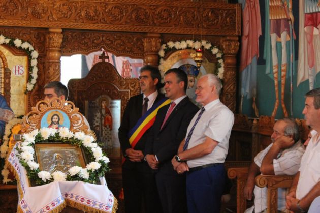 BRAȘOV. Sărbătoare la Cincu, cu ierarhi, oficialităţi de rang înalt şi militari americani 1 cincu_biserica_240209.jpg
