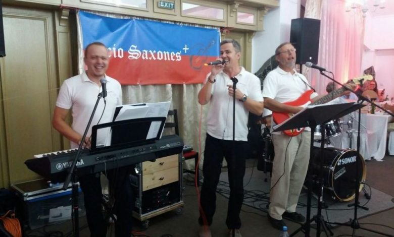 Trei preoți și-au făcut formație de muzică „oldies but goldies”, ca la vechile baluri 1 formatie-preoti.jpg