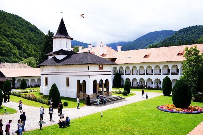 BRAȘOV. Trei ierarhi și 10.000 de pelerini la Mănăstirea Brâncoveanu 1 manastirea-brancoveanu.jpg