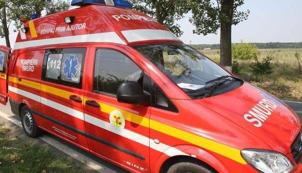 BRAȘOV. Accident cu trei victime pe DN 10, la Teliu. Un autoturism a căzut într-o râpă. 1 smurd6.jpg