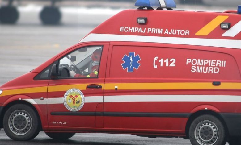 Maşină de la Drumuri Naţionale şi Autostrăzi, lovită de un camion, pe A1. Traficul este oprit pe un sens 1 smurd_12.jpg