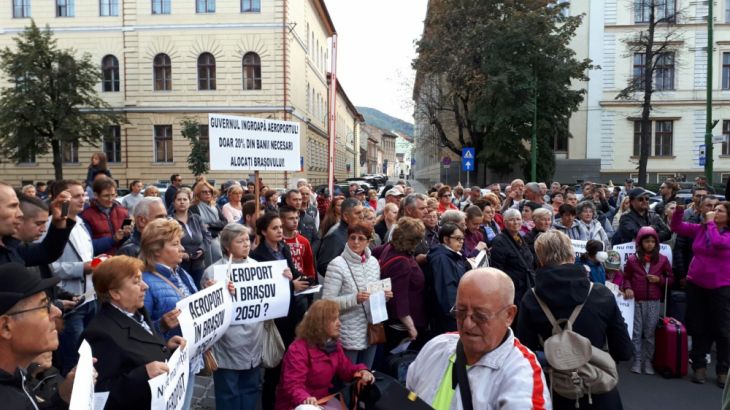 BRAȘOV. Proteste cu trolere în fața Prefecturii față de nerealizarea aeroportului. PSD acuză PNL că a încercat să deturneze manipulator protestul 1 IMG-20170924-WA0026_241525.jpg
