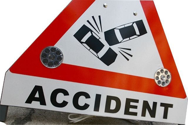 BRAŞOV. Accident la ieşire din parcarea Coresi Shopping Resort 1 accident-semn.jpg