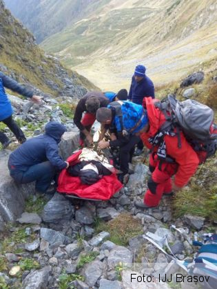 BRAȘOV. Femeie salvată din Munții Făgăraș, în urma unei căzături de la aproximativ 40 de metri (FOTO) 1 accidentare munti 3_241307.jpg