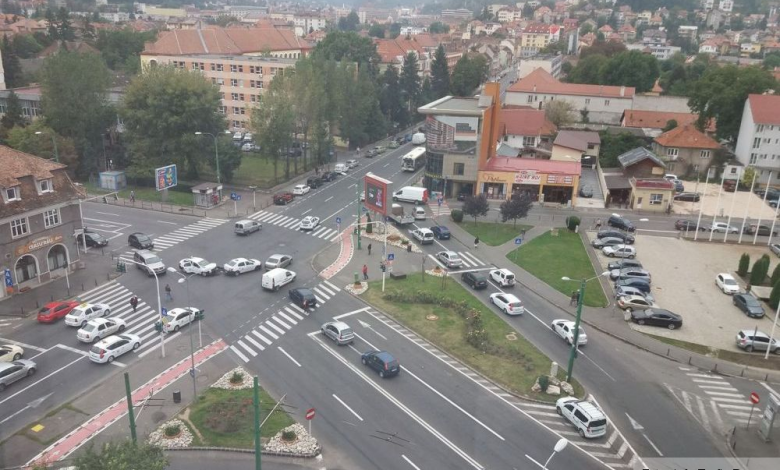 BRAŞOV. ULTIMA ORĂ. Coliziune între taxiuri, la Ceasu' Rău! ATENŢIE, nu funcţionează semafoarele (FOTO) 1 accidentceasulrau_2.jpg