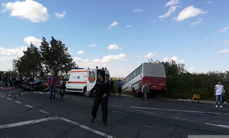 Update. Trei oameni au murit în urma coliziunii dintre un autoturism şi un autobuz (FOTO) 1 accidentconstanta2_2.jpg