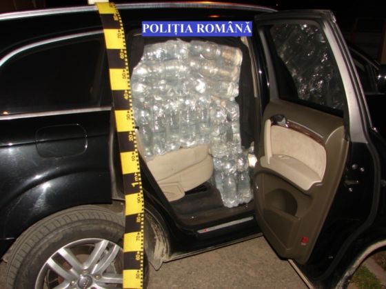 Alcool confiscat şi autoturism pus sub sechestru, în drum spre Braşov (FOTO) 1 alcool confiscat_241724.jpg