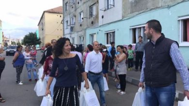 BRAȘOV-CODLEA. Zeci de familii au scăpat, deocamdată, de grija rechizitelor pentru copii 2 copii2_240857.jpg