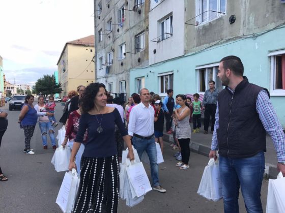 BRAȘOV-CODLEA. Zeci de familii au scăpat, deocamdată, de grija rechizitelor pentru copii 1 copii2_240857.jpg