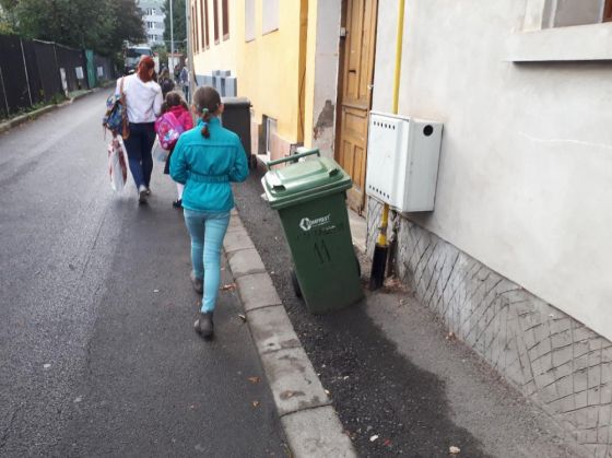 BRAŞOV. Gunoiul pe trotuar, copiii pe carosabil, c-aşa-i pe la noi! 1 copii2_241374.jpg