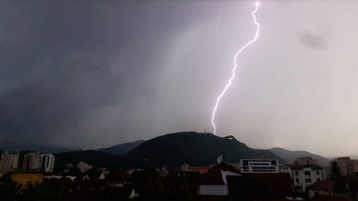 BRAȘOV. PLOI TORENȚIALE, anunțate! Intervalul... 1 furtuna2_241446.jpg