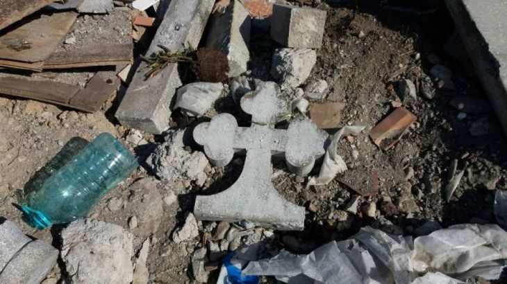 BRAȘOV. Macabru: cruci şi monumente funerare aruncate la „noua groapă” de gunoi a oraşului (GALERIE FOTO) 1 gunoaie9_241364.jpg