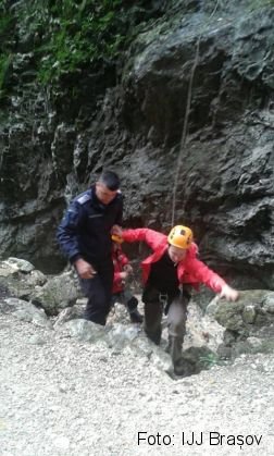 BRAȘOV. Misiune dificilă în Piatra Craiului, pentru salvarea unei turiste din Germania (FOTO) 1 misiune piatra craiului_240767.jpg