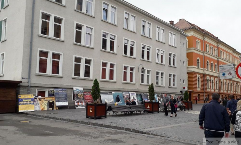 BRAȘOV. Distracție în stradă, terminată cu o amendă de 2.000 de lei 1 panouri.jpg