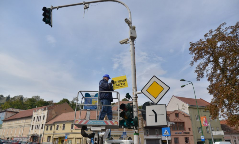 BRAŞOV. Anunţurile ilegale montate pe semafoare, desfiinţate la comanda municipalităţii 1 primaria-semafor.jpg
