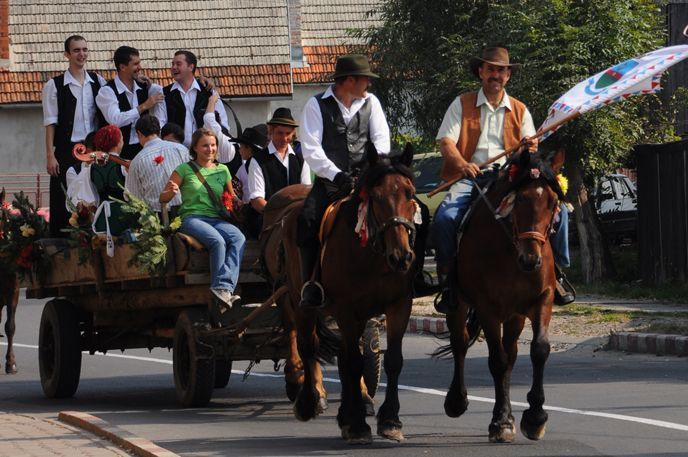 BRAŞOV. Petrecere pe toate gusturile la „Zilele Sfântul Mihai” 1 saceledansurimaghiare1.jpg